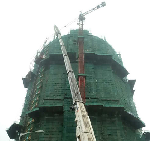来宾吊车在工地上作业